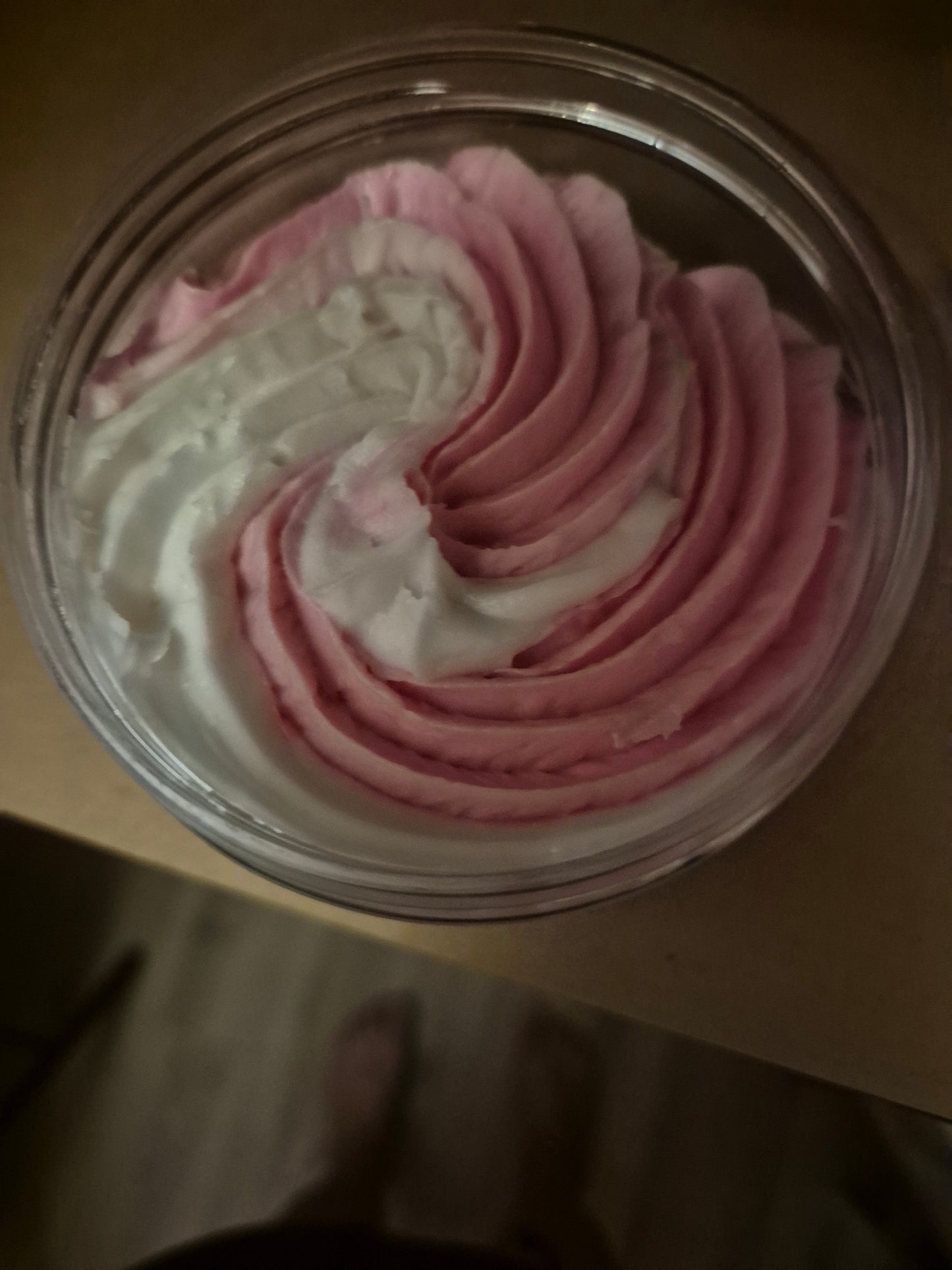 Beurre corporel effet chantilly. parfum chewing-gum à la fraise .The fruit company. 250g .
